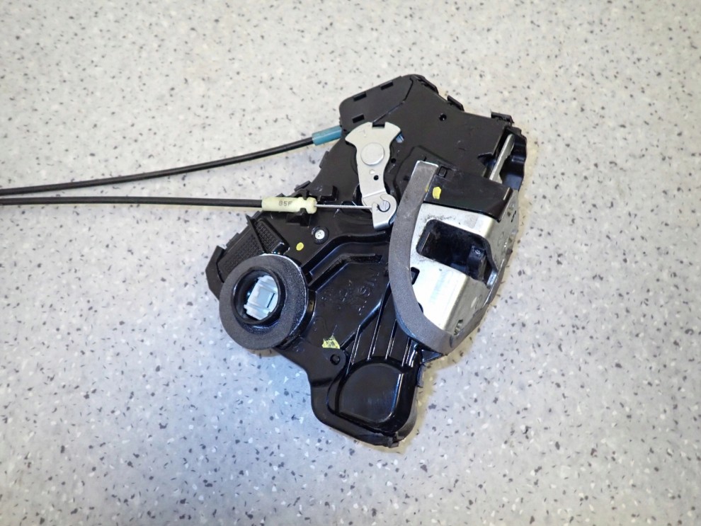 TOYOTA VERSO 09-13 ZAMEK DRZWI PRZEDNI LEWY 3/5