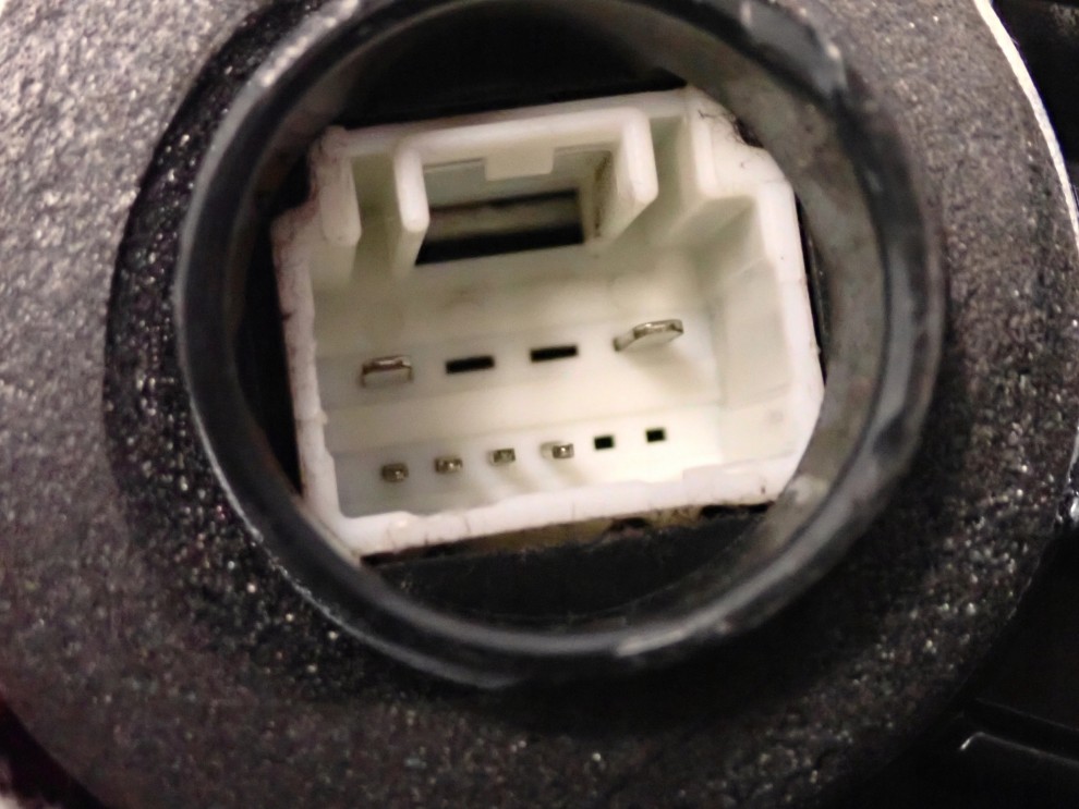 TOYOTA VERSO 09-13 ZAMEK DRZWI PRZEDNI LEWY 5/5