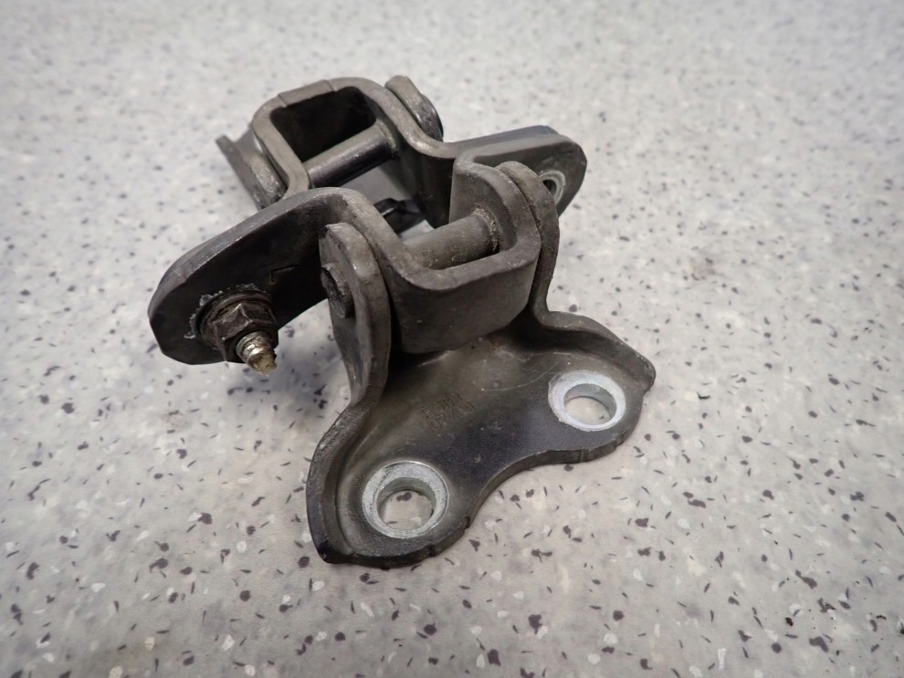 TOYOTA VERSO 09-13 ZAWIASY DRZWI PRZEDNIE LEWE 3/4