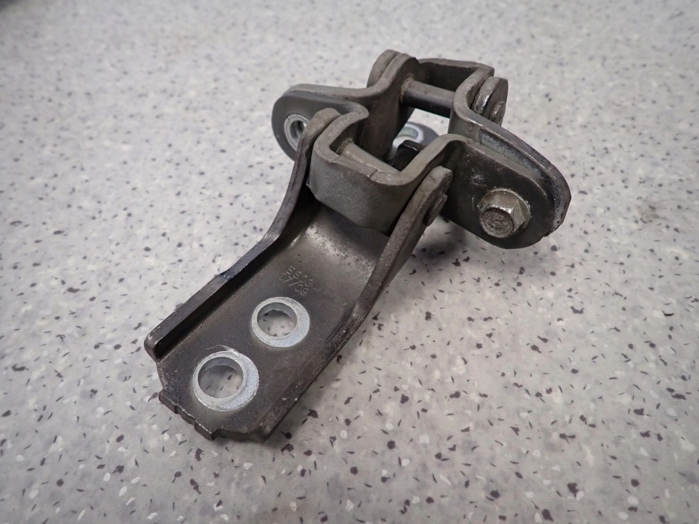TOYOTA VERSO 09-13 ZAWIASY DRZWI PRZEDNIE LEWE 4/4