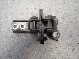 TOYOTA VERSO 09-13 ZAWIASY DRZWI PRZEDNIE LEWE 2/4 MINIATURA