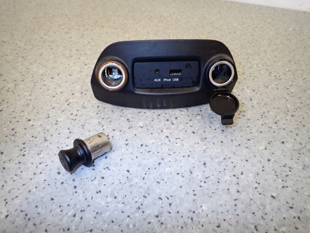 KIA SOUL I 09- ZAPALNICZKA PORT USB AUX 3/7