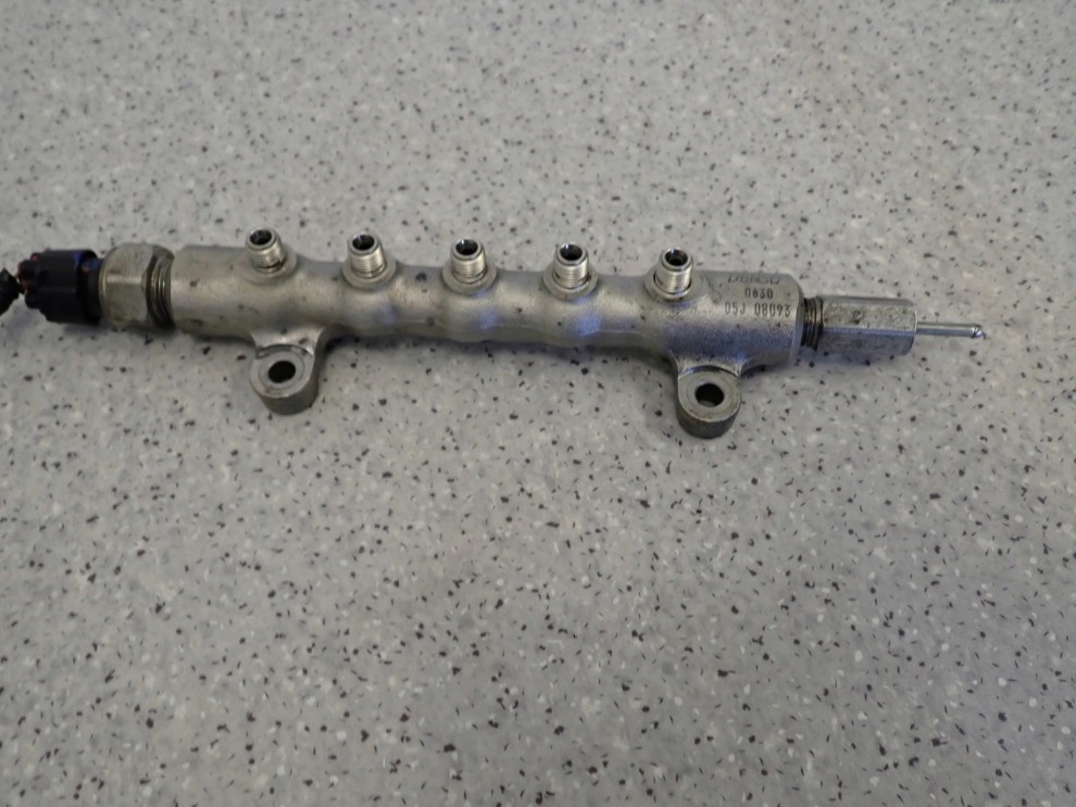 TOYOTA AVENSIS T25 06-08 COROLLA VERSO 07-09 2.0 D4D LISTWA WTRYSKOWA 1/7