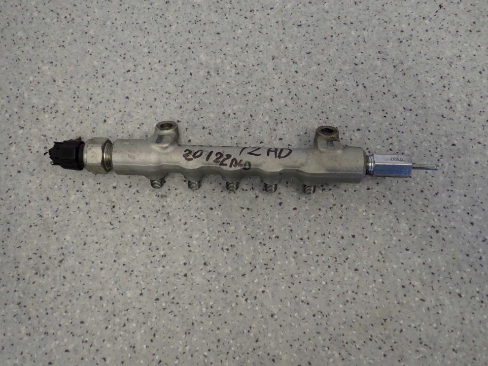 TOYOTA AVENSIS T25 06-08 COROLLA VERSO 07-09 2.0 D4D LISTWA WTRYSKOWA 6/7