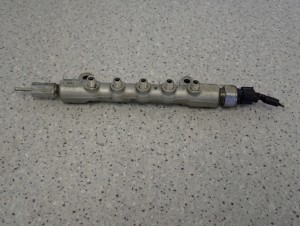 TOYOTA AVENSIS T25 06-08 COROLLA VERSO 07-09 2.0 D4D LISTWA WTRYSKOWA 3/7 MINIATURA