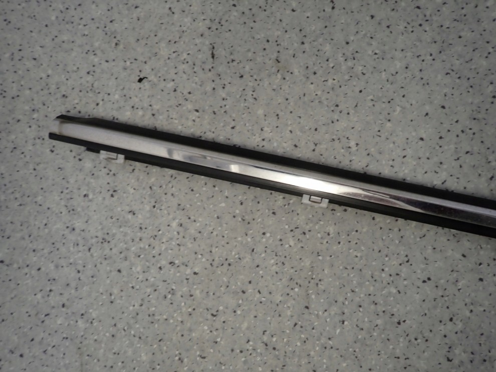 HYUNDAI SONATA V 05-09 LISTWA ZGARNIAJĄCA SZYBY PRZEDNIA LEWA PARAPET 2/4