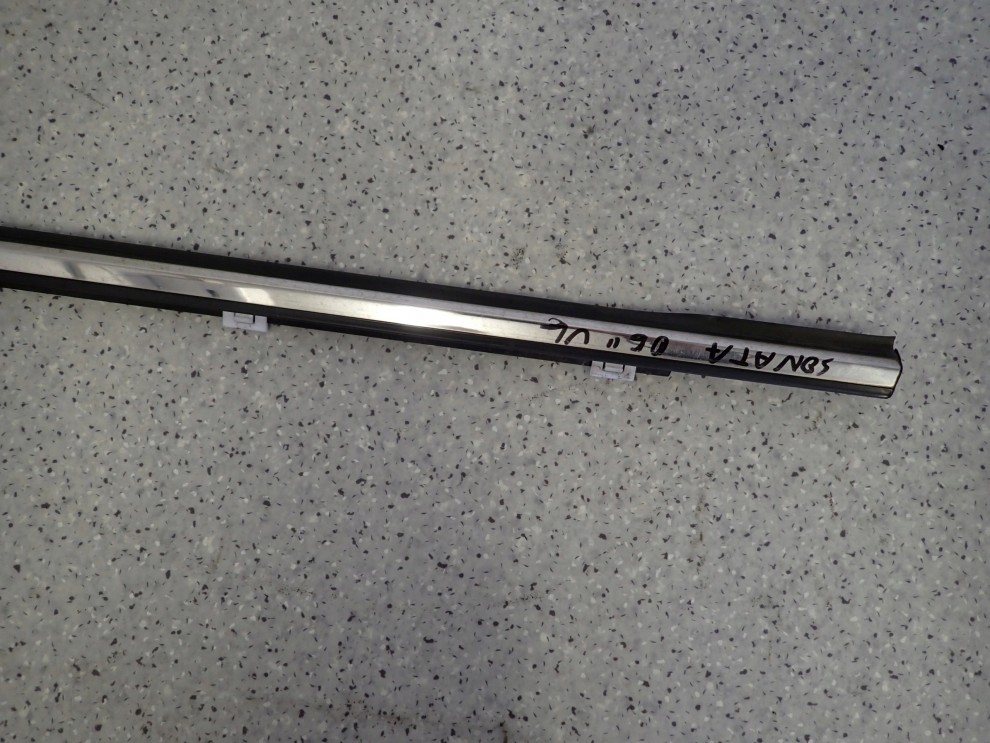 HYUNDAI SONATA V 05-09 LISTWA ZGARNIAJĄCA SZYBY PRZEDNIA LEWA PARAPET 3/4