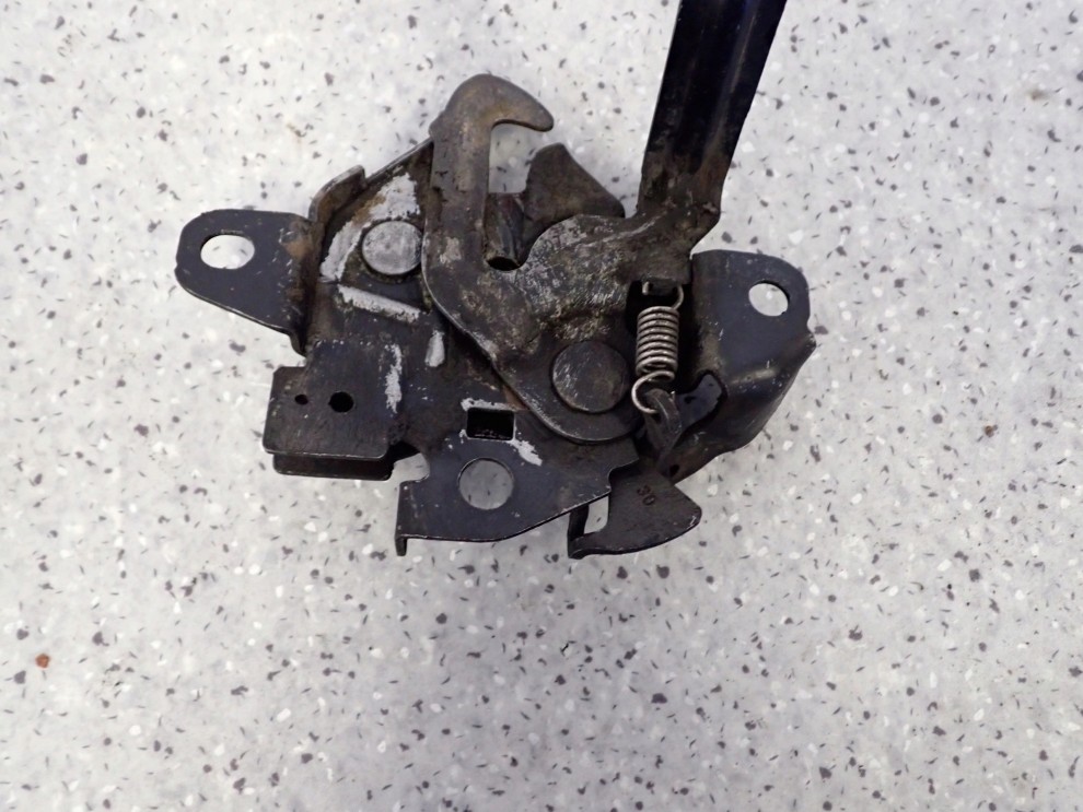 TOYOTA AURIS I 07-12 ZAMEK MASKI 2/4