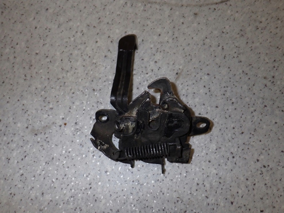 TOYOTA AURIS I 07-12 ZAMEK MASKI 3/4