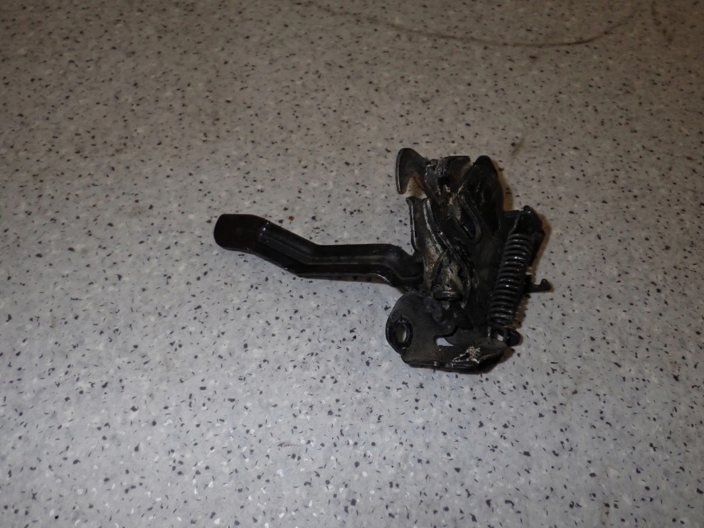 TOYOTA AURIS I 07-12 ZAMEK MASKI 4/4