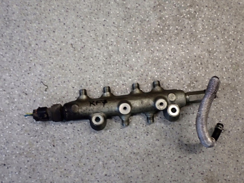 MAZDA 6 MAZDA 5 05- RF7 LISTWA WTRYSKOWA 2/4