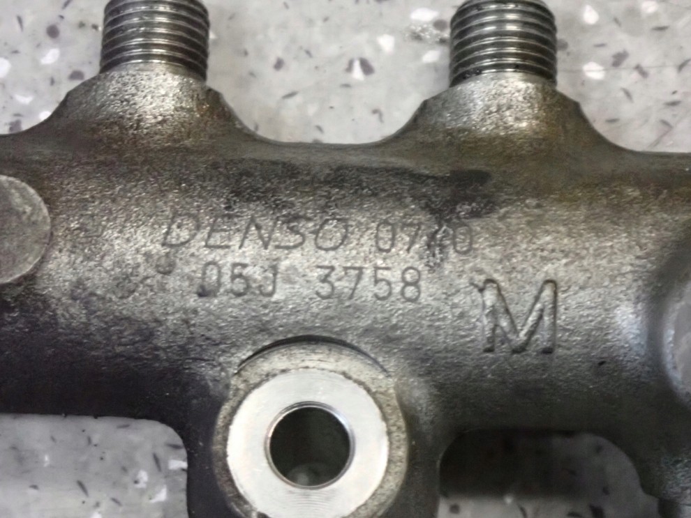 MAZDA 6 MAZDA 5 05- RF7 LISTWA WTRYSKOWA 4/4
