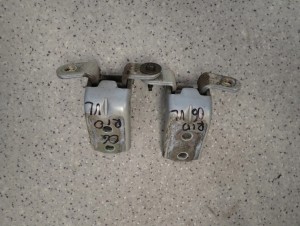 KIA RIO 05-10 ZAWIASY DRZWI PRZEDNIE LEWE KOMPLET
