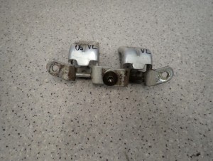 KIA RIO 05-10 ZAWIASY DRZWI PRZEDNIE LEWE KOMPLET 2/5 MINIATURA