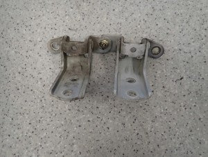 KIA RIO 05-10 ZAWIASY DRZWI PRZEDNIE LEWE KOMPLET 3/5 MINIATURA