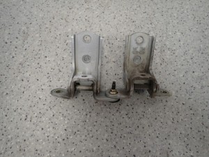 KIA RIO 05-10 ZAWIASY DRZWI PRZEDNIE LEWE KOMPLET 5/5 MINIATURA