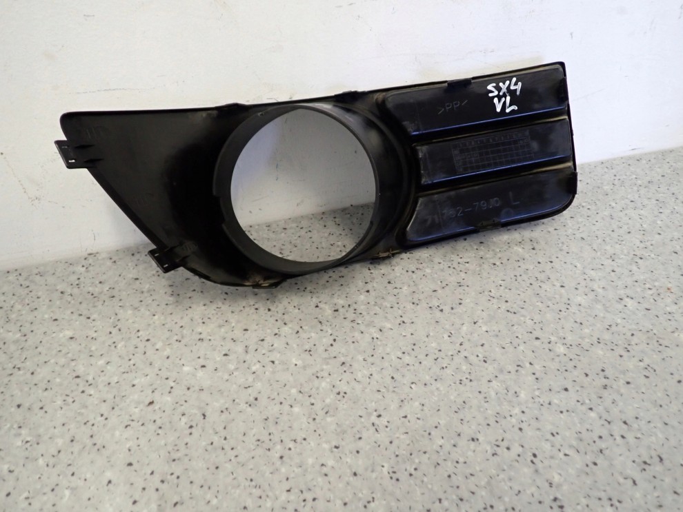 SUZUKI SX4 06-09 KRATKA HALOGENU PRZEDNIA LEWA 4/5