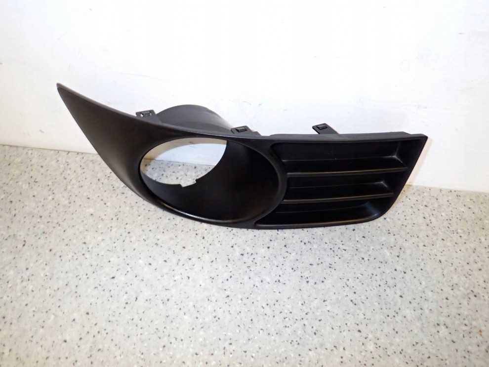 SUZUKI SX4 06-09 KRATKA HALOGENU PRZEDNIA PRAWA 2/4