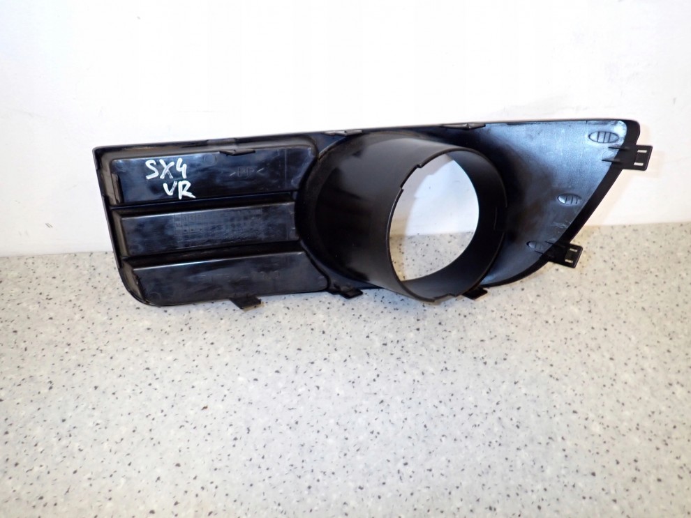 SUZUKI SX4 06-09 KRATKA HALOGENU PRZEDNIA PRAWA 3/4