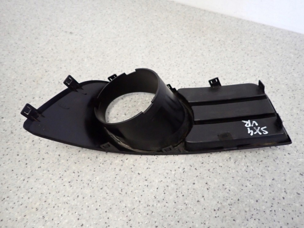 SUZUKI SX4 06-09 KRATKA HALOGENU PRZEDNIA PRAWA 4/4