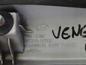 KIA VENGA 09- LISTWA KLAPY BAGAŻNIKA 8/8 MINIATURA
