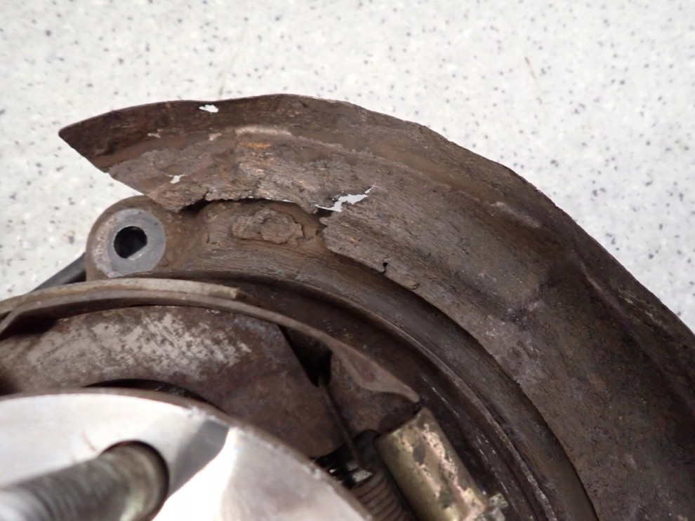 MITSUBISHI GRANDIS 03- PIASTA TYLNA TARCZA KOTWICZNA TYLNA LEWA 4/8