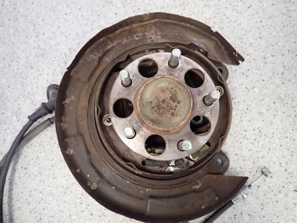 MITSUBISHI GRANDIS 03- PIASTA TYLNA TARCZA KOTWICZNA TYLNA PRAWA 2/9