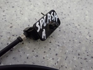 SUZUKI SPLASH 08-14 LINKA OTWIERANIA KLAPKI WLEWU PALIWA 2/3 MINIATURA