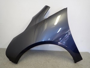 MITSUBISHI GRANDIS 04-11 BŁOTNIK PRZEDNI LEWY A72