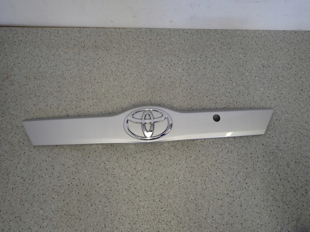 TOYOTA VERSO S BLENDA LISTWA KLAPY BAGAŻNIKA 1/8