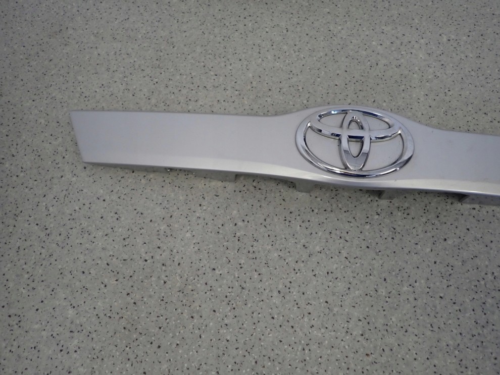 TOYOTA VERSO S BLENDA LISTWA KLAPY BAGAŻNIKA 2/8