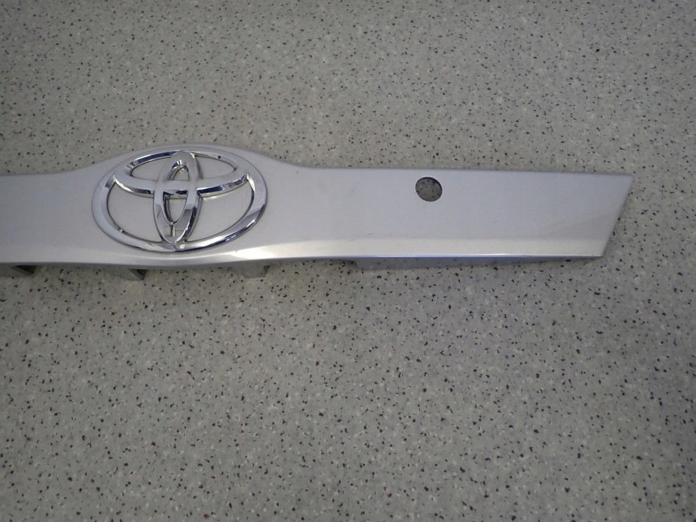 TOYOTA VERSO S BLENDA LISTWA KLAPY BAGAŻNIKA 3/8