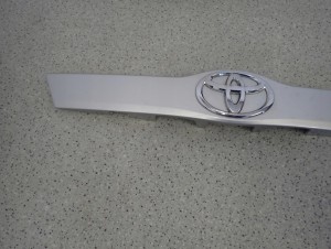 TOYOTA VERSO S BLENDA LISTWA KLAPY BAGAŻNIKA 2/8 MINIATURA