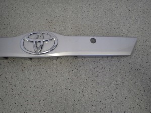 TOYOTA VERSO S BLENDA LISTWA KLAPY BAGAŻNIKA 3/8 MINIATURA