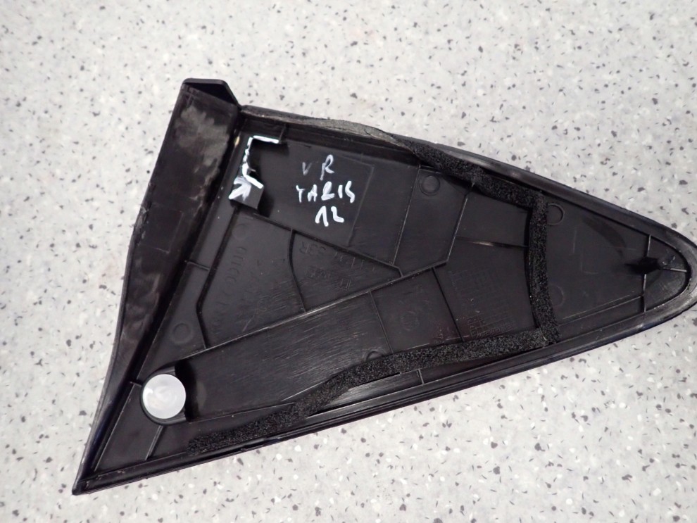 TOYOTA YARIS III 2011- ZAŚLEPKA BŁOTNIKA TRÓJKĄT PRAWY 4/4