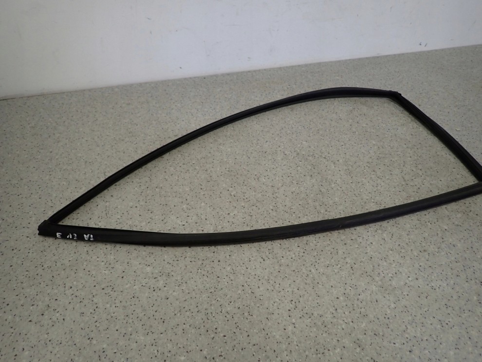 TOYOTA COROLLA E12 03-07 USZCZELKA DRZWI PRZEDNICH LEWYCH PROWADNICY SZYBY 4/5