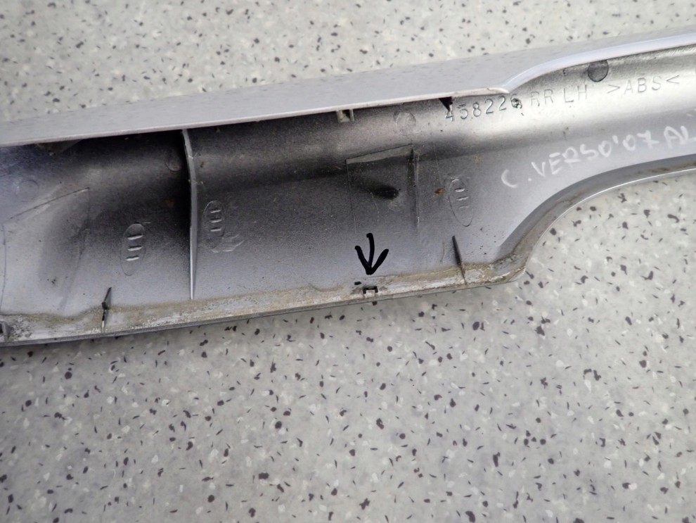 TOYOTA COROLLA VERSO 04-08 RELINGI DACHOWE KOMPLET 11/13