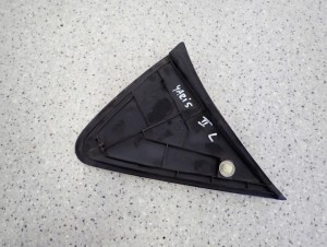 TOYOTA YARIS II 06- TRÓJKĄT PRZEDNI LEWY BŁOTNIKA ZAŚLEPKA 6/7 MINIATURA