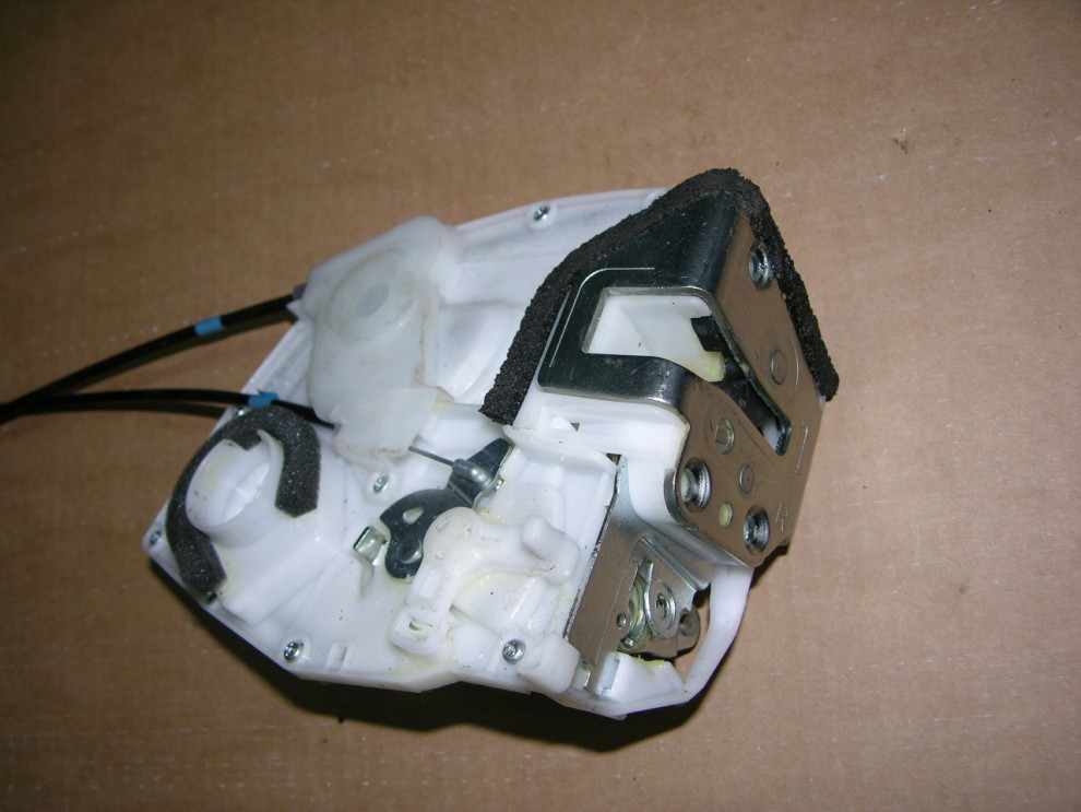 SUZUKI SPLASH 08-14 ZAMEK DRZWI TYLNY PRAWY 2/3