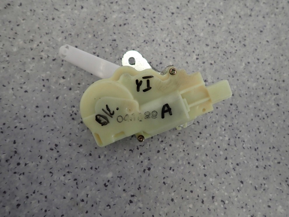 TOYOTA YARIS I 99- SIŁOWNIK ZAMKA KLAPY BAGAŻNIKA 1/8