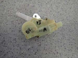 TOYOTA YARIS I 99- SIŁOWNIK ZAMKA KLAPY BAGAŻNIKA