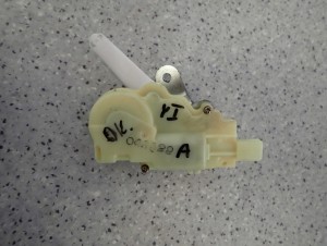 TOYOTA YARIS I 99- SIŁOWNIK ZAMKA KLAPY BAGAŻNIKA 2/8 MINIATURA