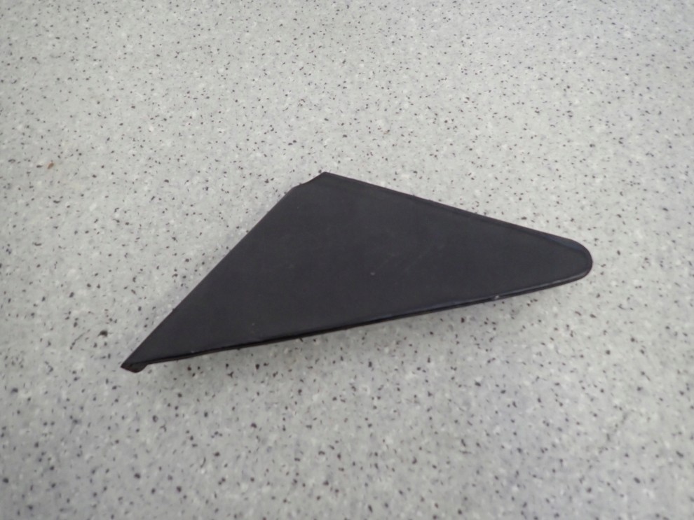 COROLLA VERSO 04-08 LISTWA ZAŚLEPKA BŁOTNIKA PRZEDNIA LEWA TRÓJKĄT 2/4