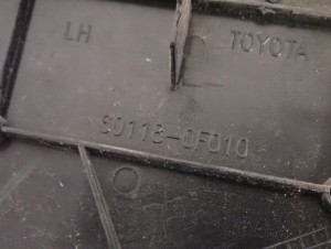 COROLLA VERSO 04-08 LISTWA ZAŚLEPKA BŁOTNIKA PRZEDNIA LEWA TRÓJKĄT 4/4 MINIATURA