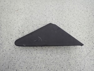 COROLLA VERSO 04-08 LISTWA ZAŚLEPKA BŁOTNIKA PRZEDNIA PRAWA TRÓJKĄT 2/5 MINIATURA