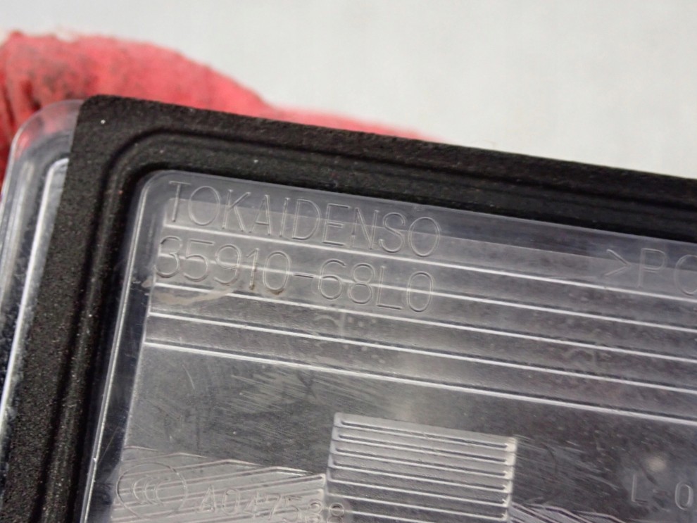 SUZUKI SWIFT MK7 10- LAMPKA OŚWIETLENIA TABLICY REJESTRACYJNEJ 3/5