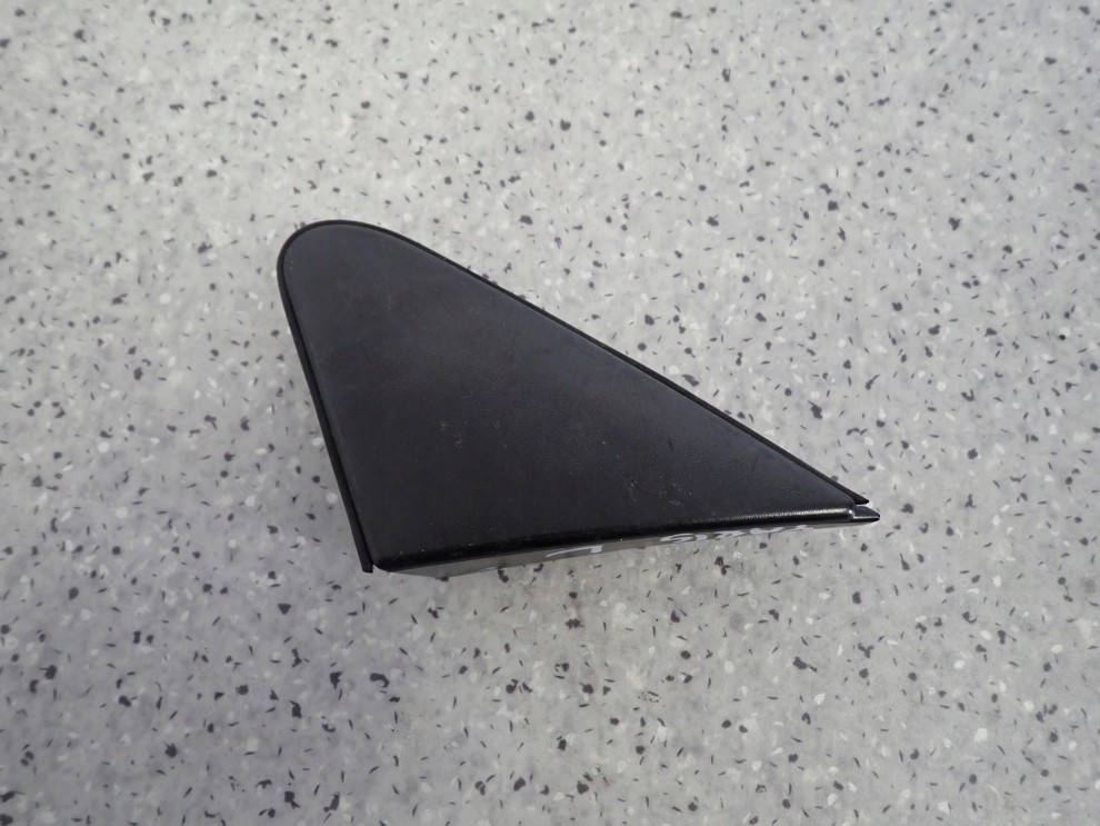 TOYOTA YARIS I 99-05 TRÓJKĄT ZAŚLEPKA BŁOTNIKA PRZEDNIA LEWA 1/4