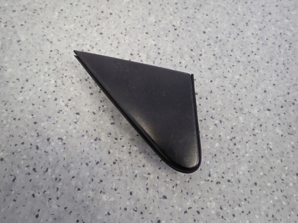 TOYOTA YARIS I 99-05 TRÓJKĄT ZAŚLEPKA BŁOTNIKA PRZEDNIA LEWA 2/4