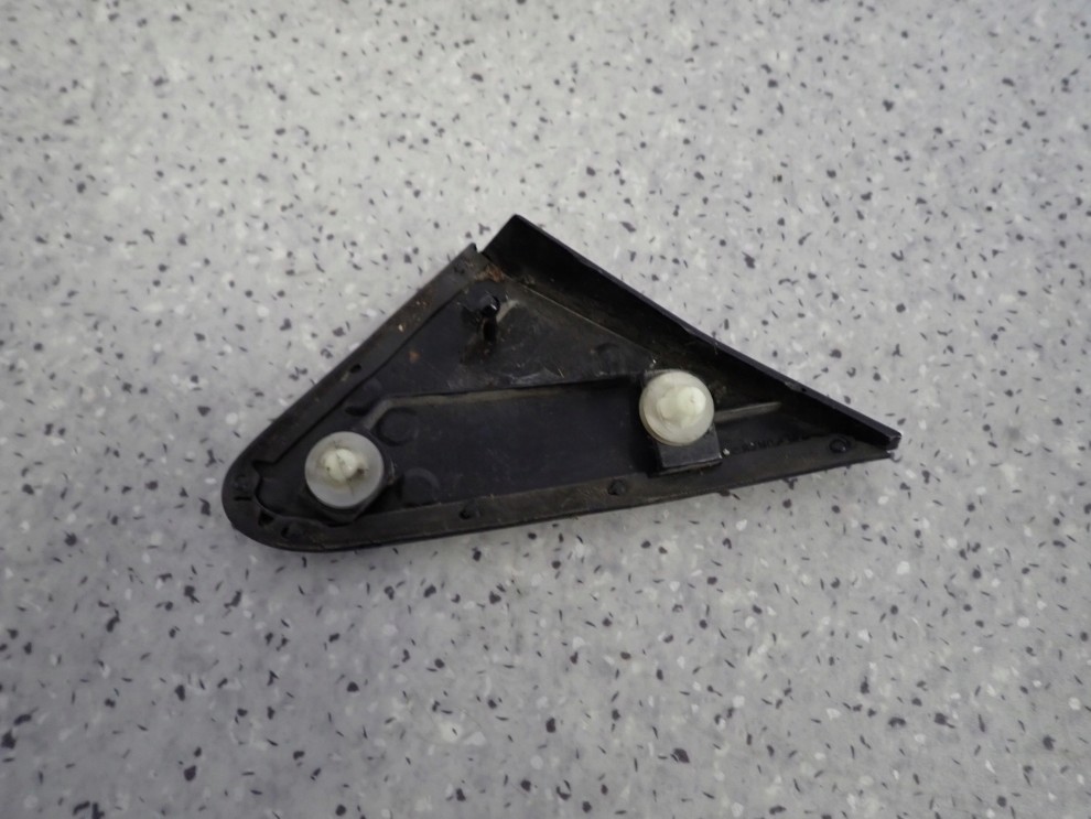 TOYOTA YARIS I 99-05 TRÓJKĄT ZAŚLEPKA BŁOTNIKA PRZEDNIA LEWA 3/4