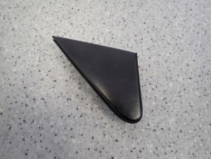 TOYOTA YARIS I 99-05 TRÓJKĄT ZAŚLEPKA BŁOTNIKA PRZEDNIA LEWA 2/4 MINIATURA